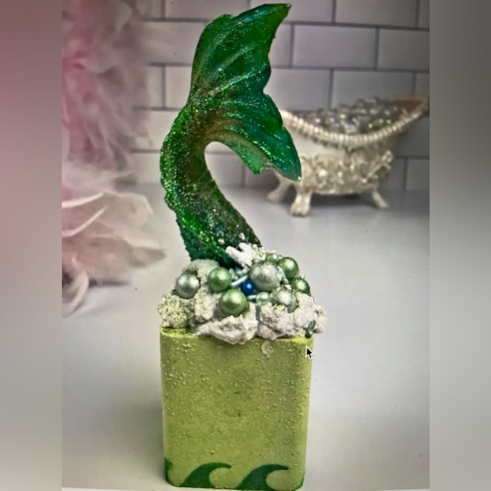 Mermaid bath bomb and mermaid tail is soap. Super lathering.